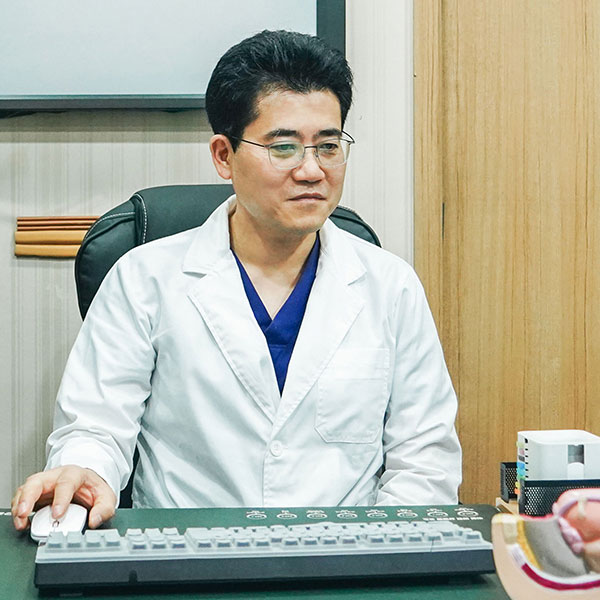 광명요실금을 설명하는 제니스비뇨기과 이상훈 원장