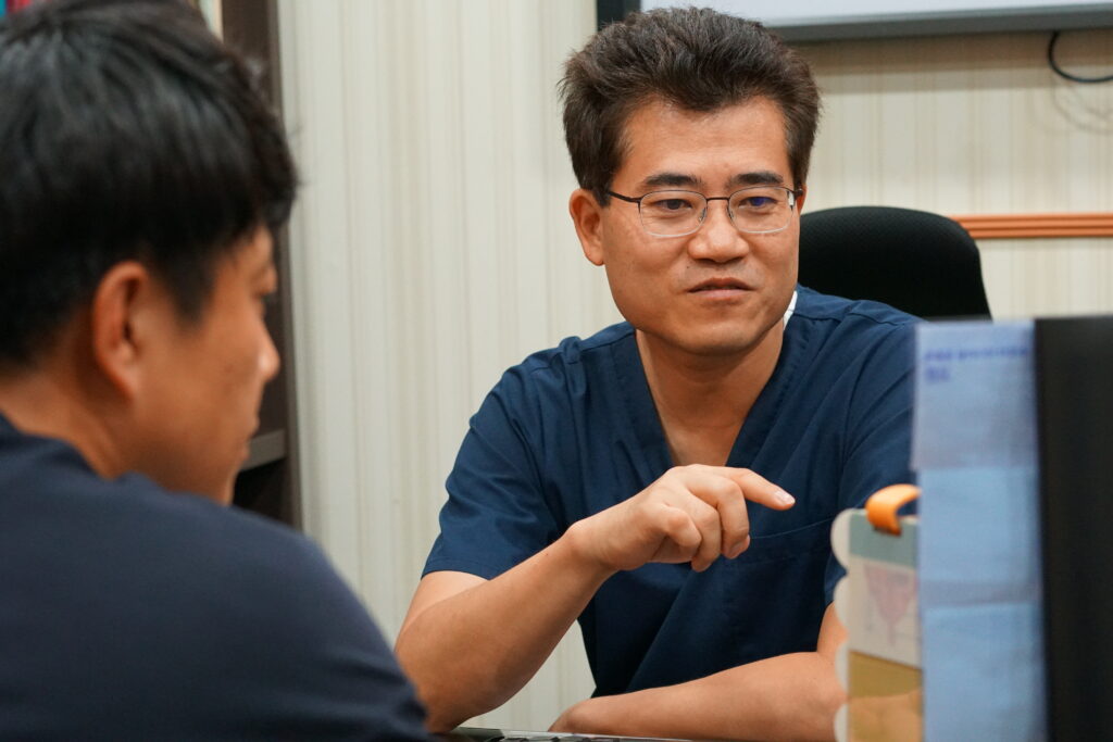 부평역요로결석을 설명하고 있는 제니스비뇨기과 이상훈원장